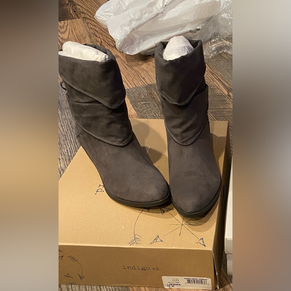 Stylish Women's Gray Boots